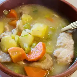 Супа със свинско и картофи в тенджера под налягане