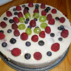 Бишкотена торта с малини и грозде
