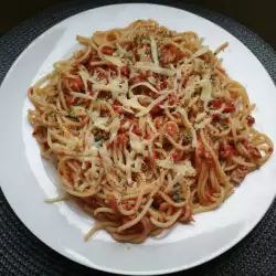 Вкусни спагети с риба тон