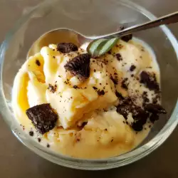 Домашен ванилов сладолед с бисквитки