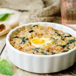 Запеканка с елда, спанак и яйце на фурна