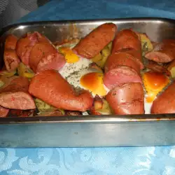 Печена наденица с картофи и яйца