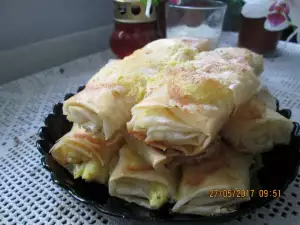 Леки банички с яйца и извара