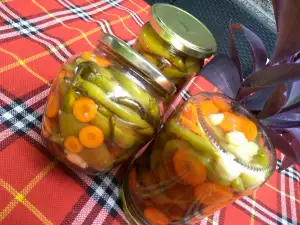 Люта шипка с моркови в буркани