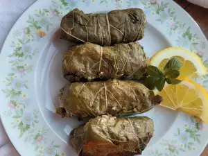 Лозови гръцки сармички (Долмадес)