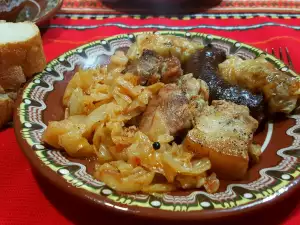 Кисело зеле с пържоли и наденица