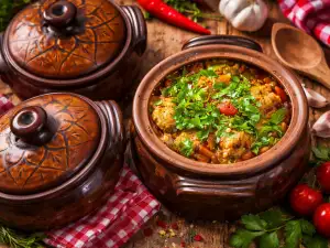 Класическа кавърма в гювече с лук и чушки