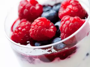 Вкусен бърз крем от касис и малини