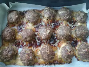 Запечени кюфтета със сос от яйца