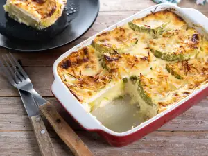 Огретен от тиквички със сирене и кашкавал