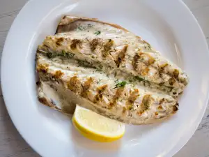Цяла печена скумрия на скара