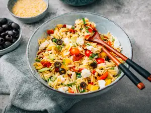 Салата от критараки с фета, домати и маслини