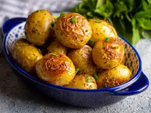 Печени пресни картофи с чесън и билки