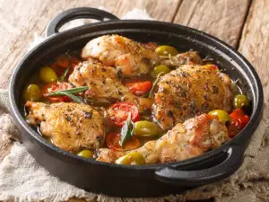 Пиле с маслини, домати и лук