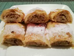 Сладка баничка с орехи и ябълки