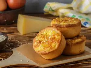 Солени кексчета със сирене, лук и яйца