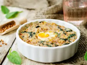 Запеканка с елда, спанак и яйце на фурна