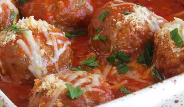 Италиански телешки кюфтенца в доматен сос