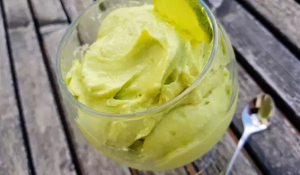 Сладолед от авокадо с кокосово мляко