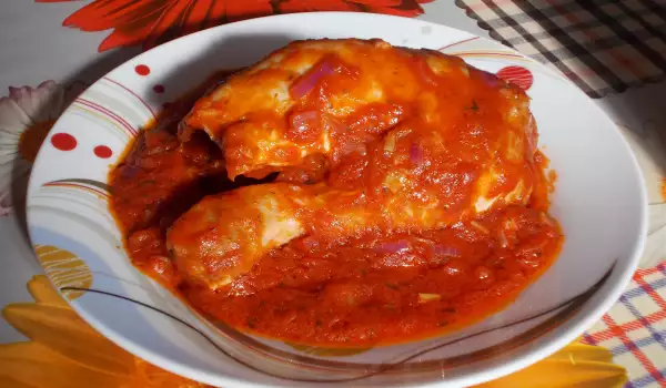 Пилешки кълки в доматен сос