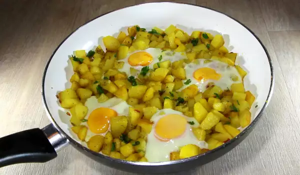 Чудни яйца с картофи на тиган