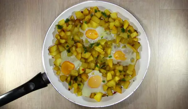 Чудни яйца с картофи на тиган
