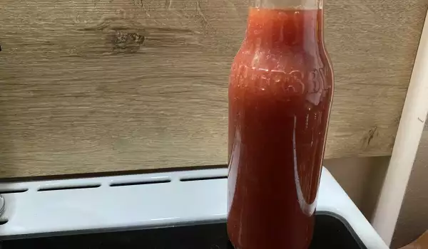 Стерилизиран доматен сок в бутилки