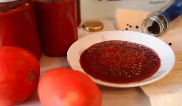 Вегетариански хайвер с доматена салца