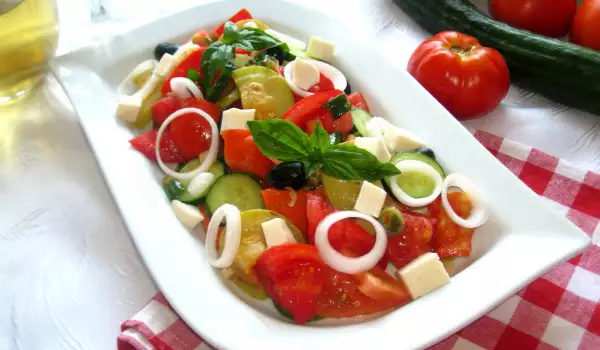 Средиземноморска салата с тиквички и домати
