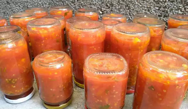 Консервирани домати в буркани