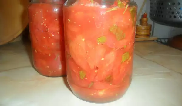 Белени домати с магданоз в буркани за зимата