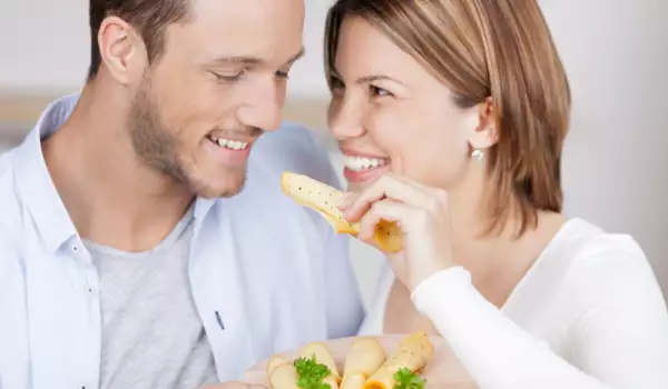 Експерти съветват: Без мента, сирене и пуканки преди секс!