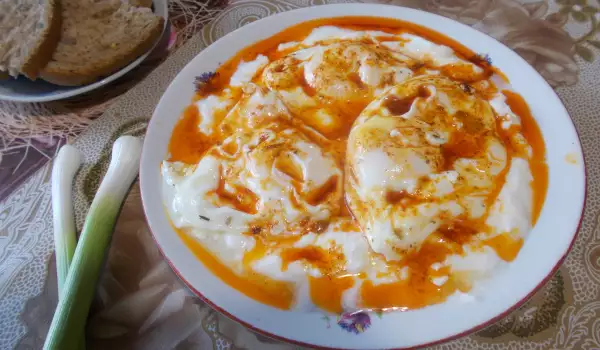 Пържени яйца с кисело мляко и червен пипер