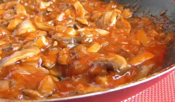 Печурки с доматен сос на тиган