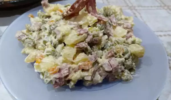 Руска салата с пилешко филе
