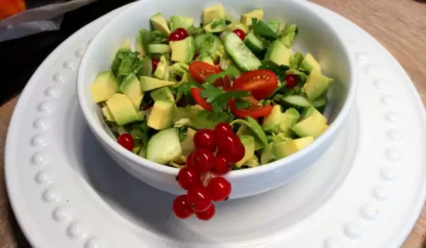 Здравословна салата с авокадо и чери домати