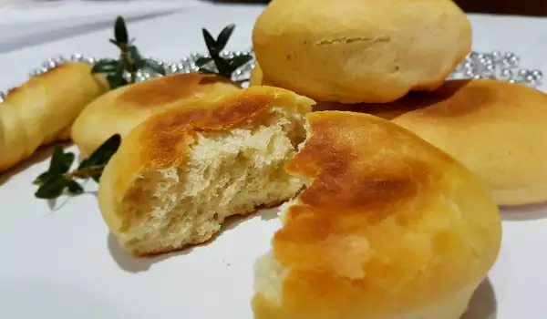 Домашни хлебчета с прясна мая на тиган