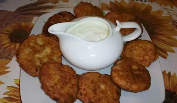 Картофени котлети с бял сос