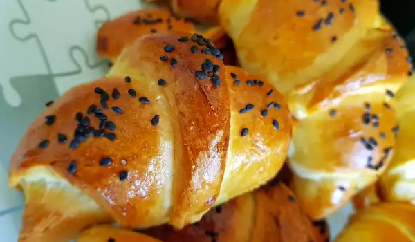 Кифлички с мая и прясно мляко