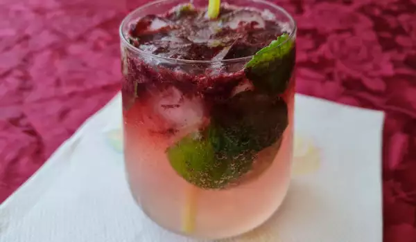 Освежаващ летен коктейл с малини и боровинки