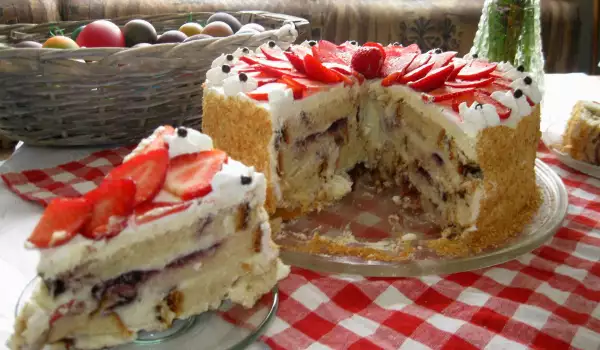 Ефектна ягодова торта от сух козунак