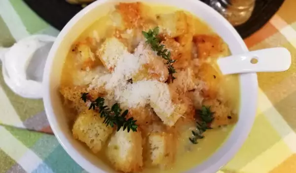 Питателна крем супа с крутони