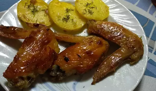Печени пилешки крилца с апетитен сос