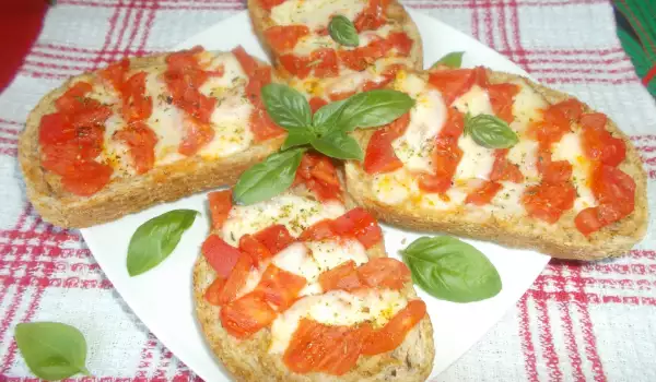 Италиански сандвичи с моцарела и домати