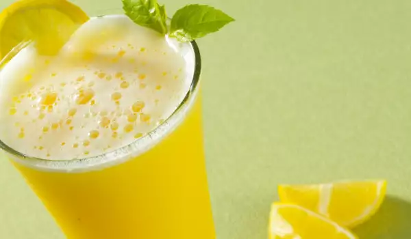 Освежаваща напитка с лимонов сок
