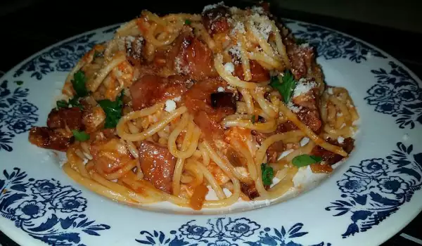 Спагети с лук и наденица