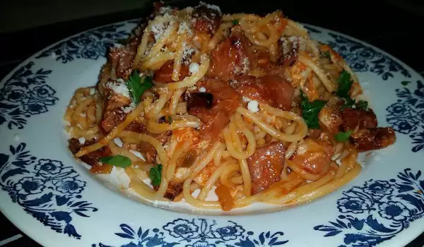 Спагети с лук и наденица