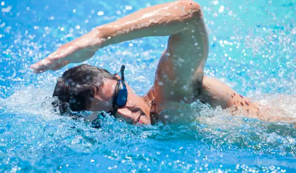 Невероятните ползи за мъжете от плуването