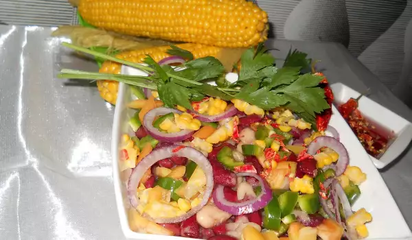 Пикантна салата с царевица и боб