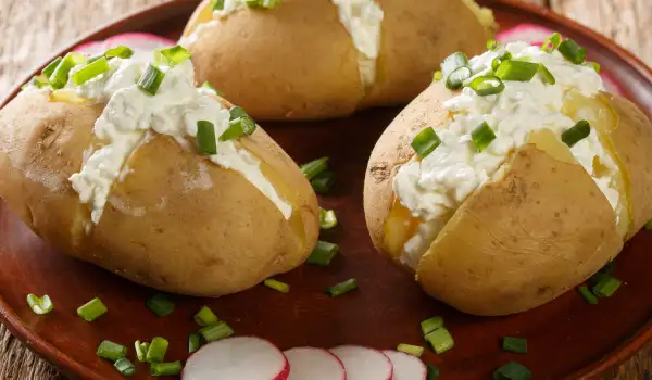 Пълнени картофи с извара и пресен лук